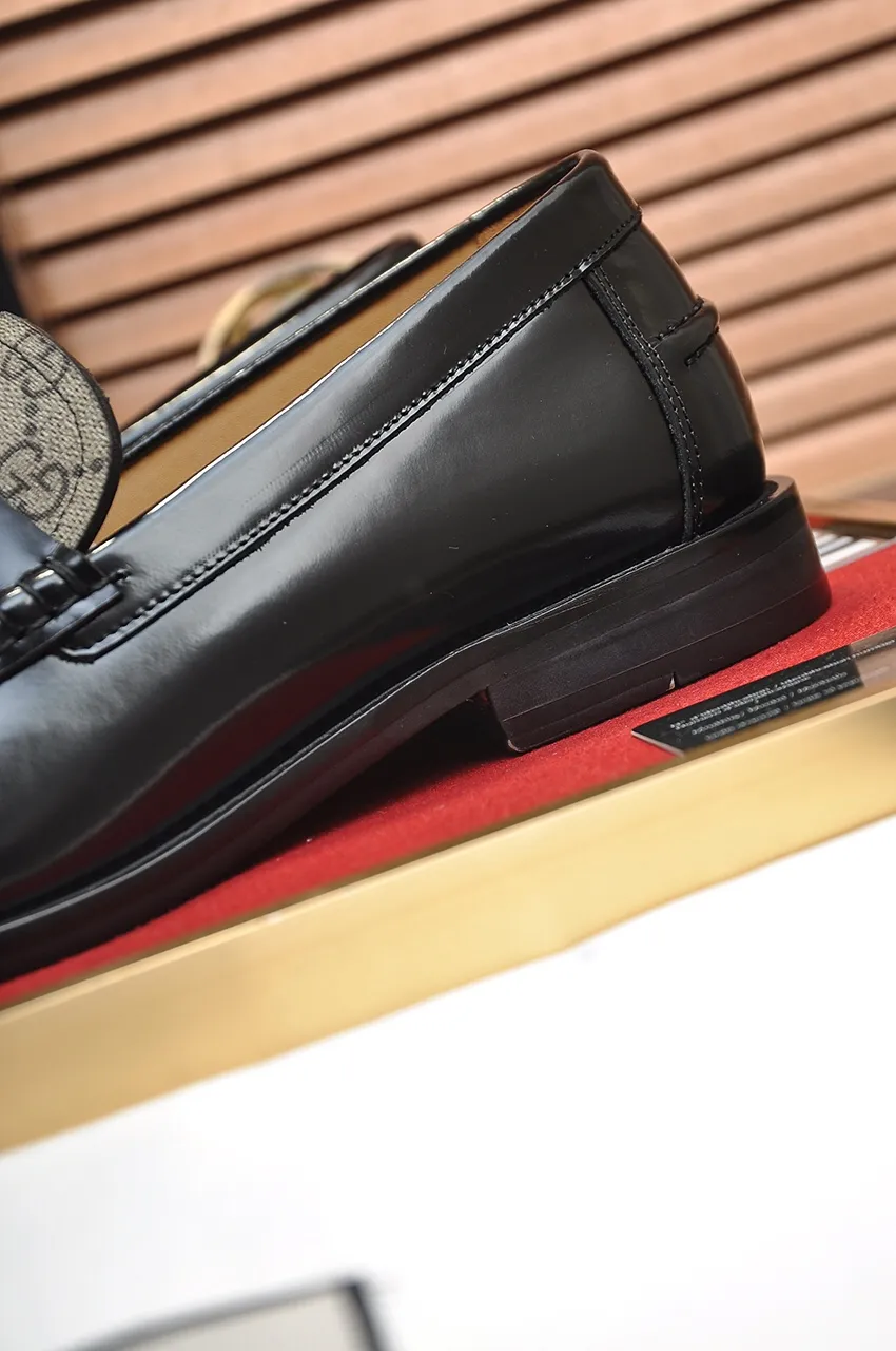 Men's shoes💰560💶Italy's top luxury men's shoe giant (GUCCI) (Gucci) (full cowhide lining) new arrival🍃Original European style🔰 Pleasant to the eye😍In order to make the shoes more durable and non-deformable🌀The production continues to follow traditional methods but there is still no lack of innovation💪Choose original sheepskin for the leather♻️ Smooth and natural And extra bright ⭐Made of imported cowhide, the first choice of rich people 38-45 (45 customized)